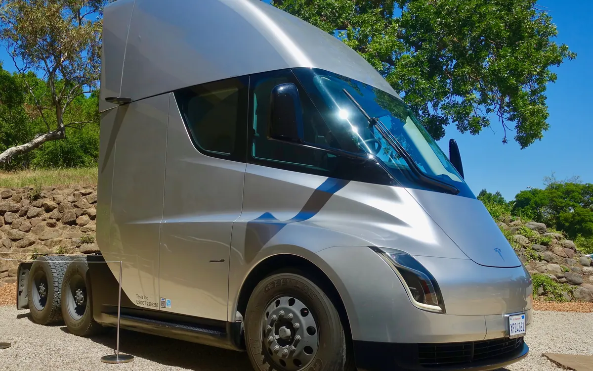 Электрический тягач Tesla Semi на выставке (иллюстративное фото, не тот самый грузовик)