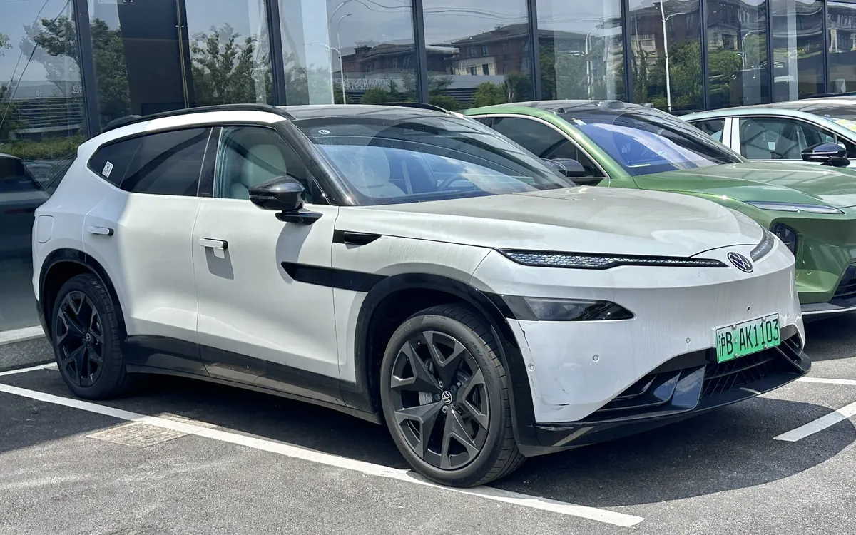 Белый кроссовер Volkswagen ID. UNYX 08 у дилерского центра (иллюстрация: родственная модель, а не новый седан ID. UNYX 09)