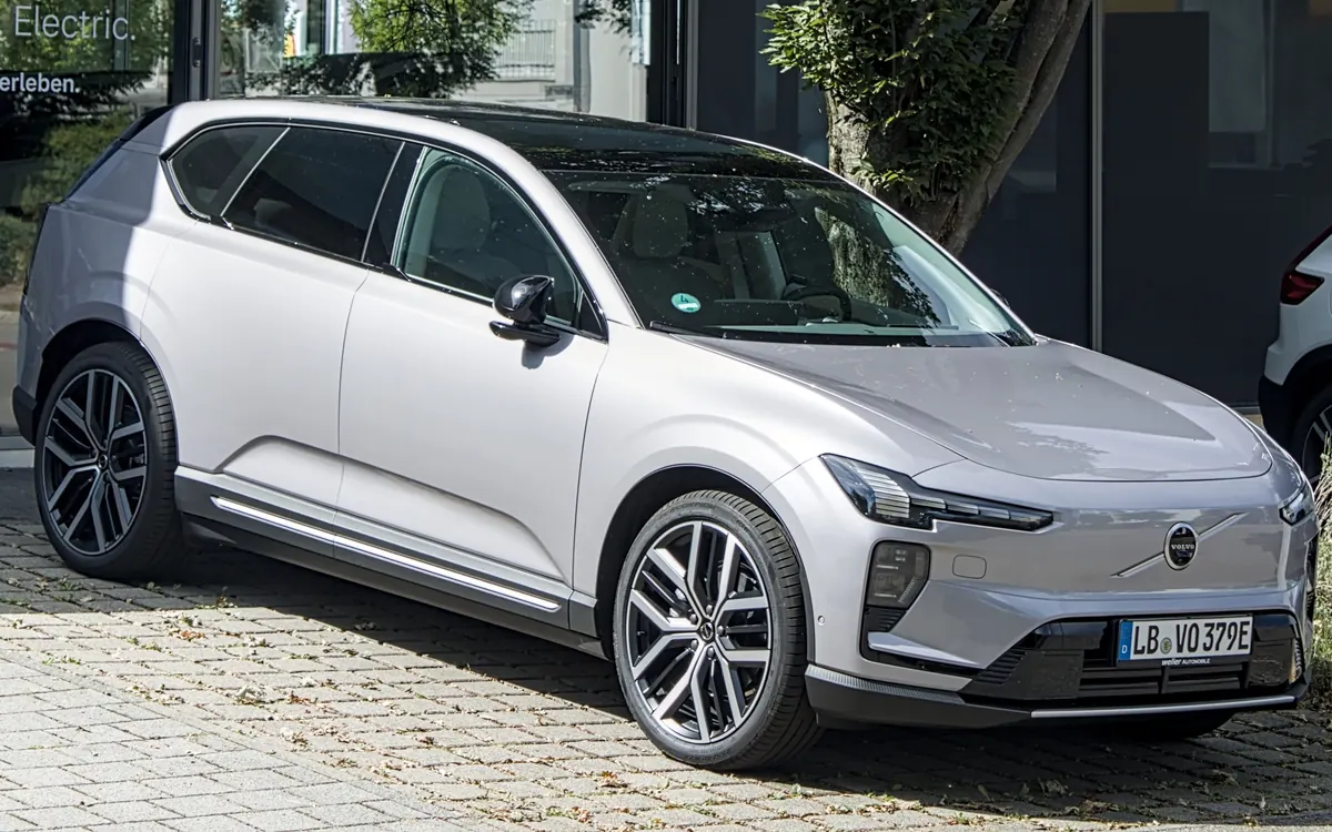 Серебристый электрокроссовер Volvo EX60 на брусчатке