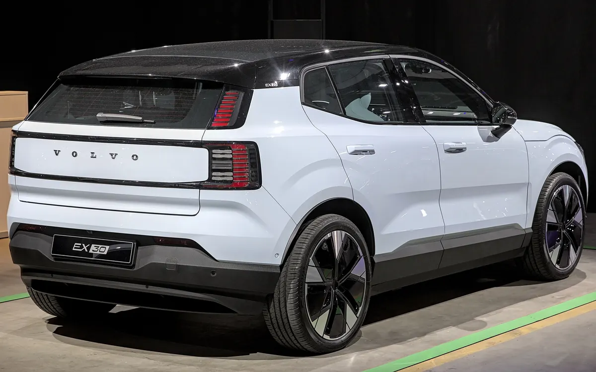 Білий електричний кросовер Volvo EX30 ззаду збоку на автосалоні (ілюстративне фото, не нова модель)