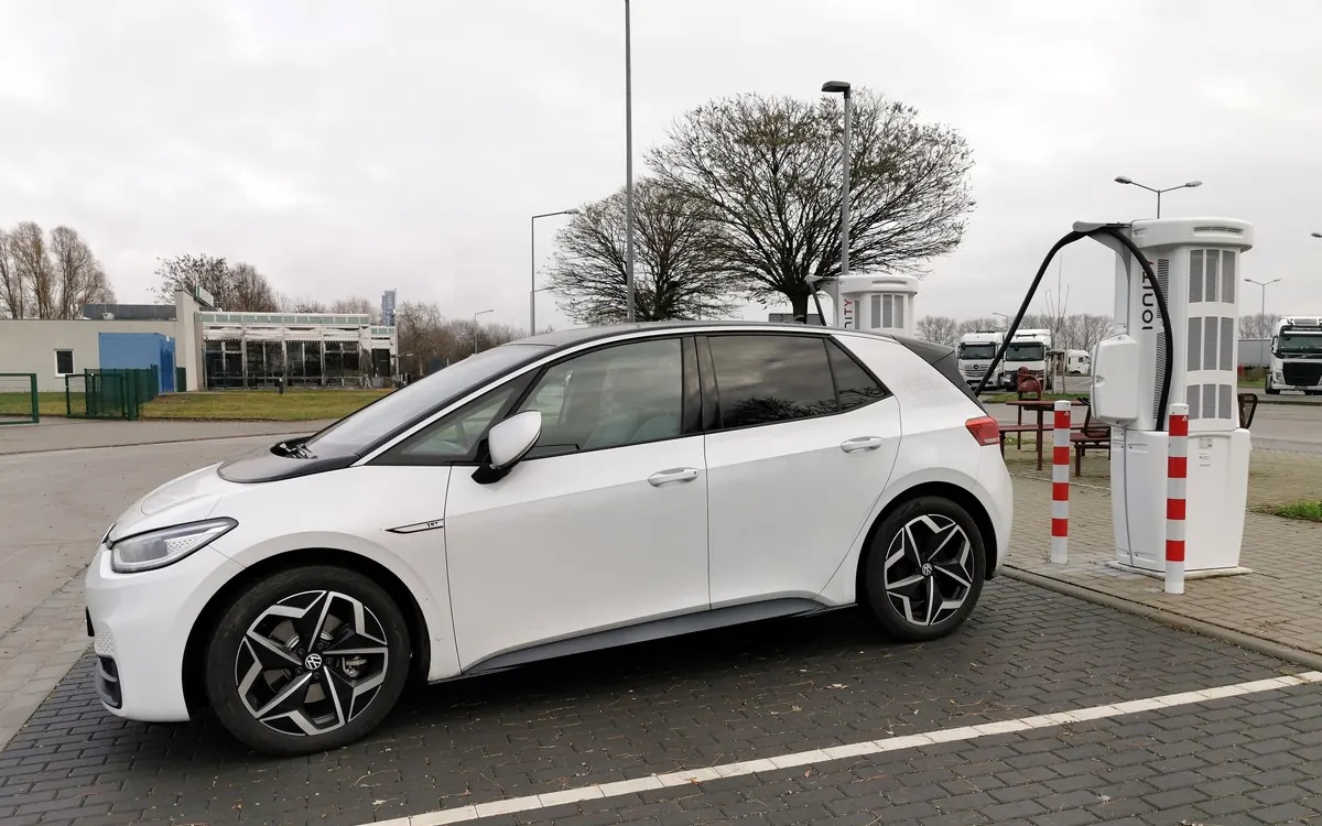 Білий Volkswagen ID.3 на станції швидкої зарядки (ілюстративне фото)