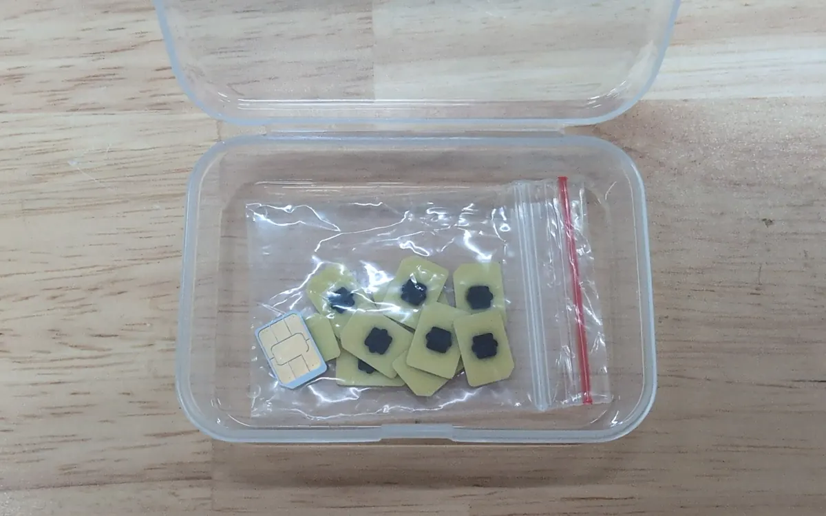 A small plastic box of nano-size eUICC (eSIM) cards, the chip type that phones build in as an eSIM (illustrative photo)