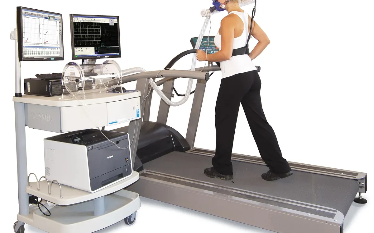 Лабораторный тест VO2 max: бегун на дорожке в маске газоанализатора (иллюстративное фото)
