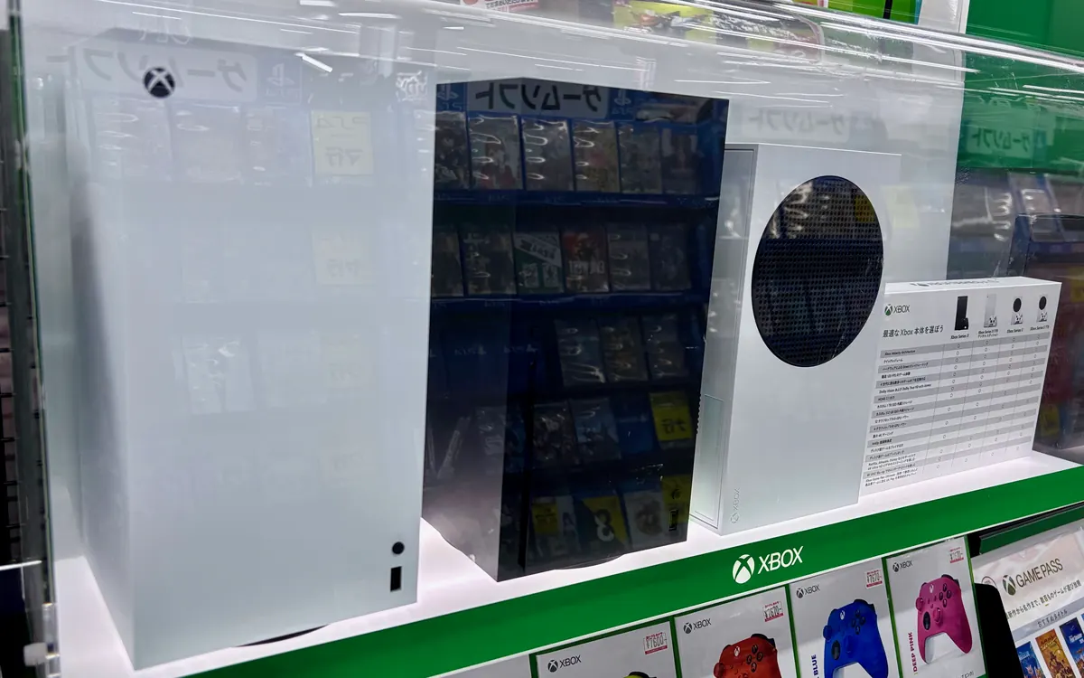 Xbox Series X і Xbox Series S на вітрині магазину поруч з іграми та геймпадами Xbox (ілюстративне фото)