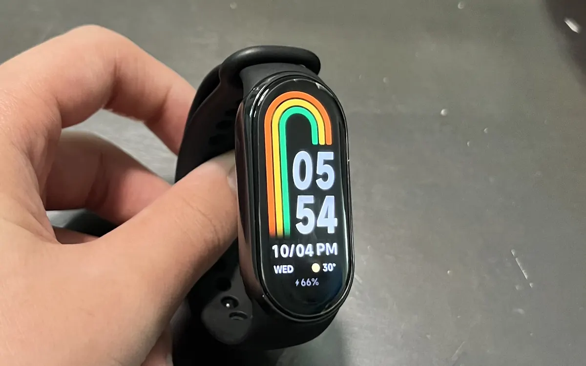 Попередній фітнес-браслет Xiaomi Mi Band 8 на зап'ясті (ілюстративне фото, не Smart Band 11)